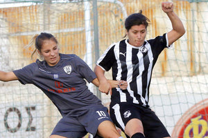 Η γυναικεία ομάδα ποδοσφαίρου του ΟΦΗ με τον πρωτοπόρο του πρωταθλήματος ΠΑΟΚ