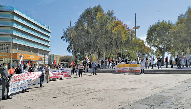 Με υποδειγματική προσοχή στην αυστηρή τήρηση των αναγκαίων μέτρων δημόσιας υγείας, μέσα από τρεις συγκεντρώσεις τιμήθηκε η Εργατική Πρωτομαγιά και στο Ηράκλειο