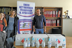 Δωρεά αντισηπτικού για τους αστυνομικούς του Ηρακλείου