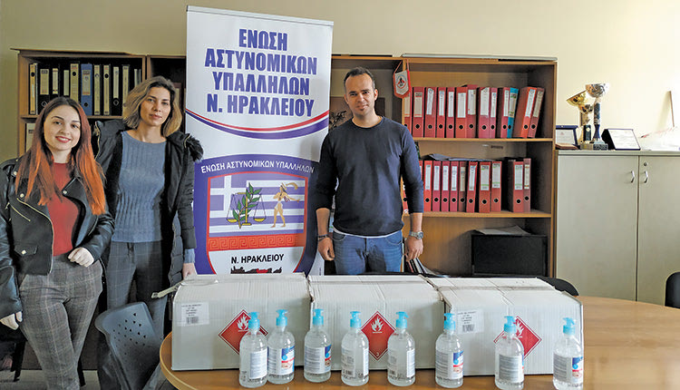 Δωρεά αντισηπτικού για τους αστυνομικούς του Ηρακλείου