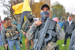 Απίστευτες σκηνές στο Μίσιγκαν των ΗΠΑ, όπου διαδηλωτές, μπήκαν στο Καπιτώλιο της Πολιτείας, κρατώντας στα χέρια τους όπλα, ζητώντας άρση της καραντίνας