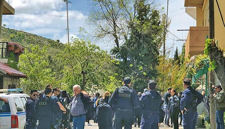 Αρκετοί Ανωγειανοί στην κηδεία του Γ. Ξυλούρη