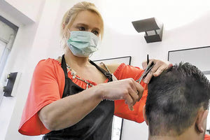 Κομμωτήρια ανοίγουν εξαιτίας της πανδημίας κορωνοϊού