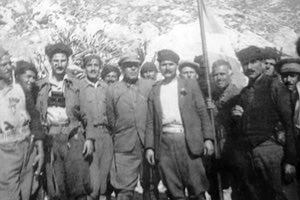 Στα Λασιθιώτικα βουνά το καλοκαίρι του 1943, ο Καπετάν Γιάννης Μπαντουβάς με άντρες της Κρητικής Αντίστασης