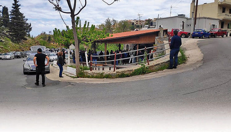 Η κηδεία του Λευτέρη Καλομοίρη στα Ανώγεια σε ταβέρνα συγγενικού προσώπου στην έξοδο των Ανωγείων προς τα Ζωνιανά.