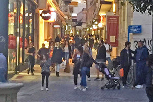 Μια Δαιδάλου… προ πανδημίας ίδαν οι Ηρακλειώτες που κατέβηκαν χθες το απόγευμα στο κέντρο του Ηρακλείου.