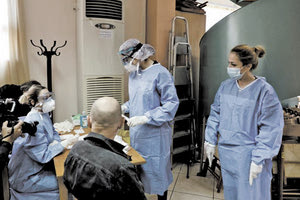 οι κινητές ομάδες του ΕΟΔΥ και στην Κρήτη, διενεργώντας μοριακό έλεγχο ανίχνευσης του κοροναϊού