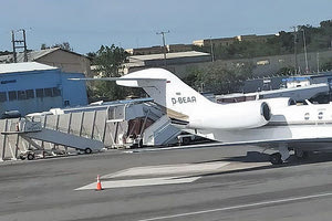 Δύο μικρά τζετ από τη Γερμανία είχαν σταθμεύσει χθες (φωτογραφία) στο αεροδρόμιο Ηρακλείου με Γερμανούς επιχειρηματίες που ενδιαφέρονται για συγκεκριμένη μεγάλη επένδυση στον τουριστικό κλάδο.