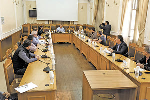 σύσκεψη που πραγματοποιήθηκε στην Περιφέρεια Κρήτης υπό τον Περιφερειάρχη Σταύρο Αρναουτάκη, με τη συμμετοχή εκπροσώπων φορέων, επαγγελματιών, αλλά και προμηθευτών του κλάδου επισιτισμού και διασκέδασης