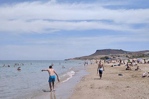 Οι πρώτες ζέστες και τα χαλαρά μέτρα έβγαλαν χθες τον κόσμο στη θάλασσα!