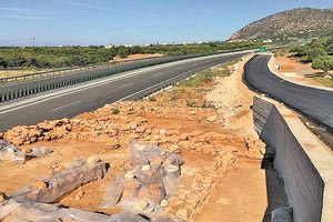 Η εκτέλεση των τεχνικών έργων για την κατασκευή του οδικού τμήματος Γούρνες – Χερσόνησος στο ύψος των Αγριανών,αποκάλυψε έναν μινωικό οικισμό