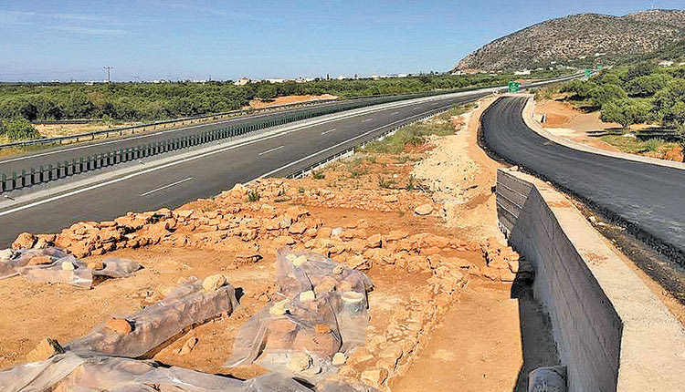 Η εκτέλεση των τεχνικών έργων για την κατασκευή του οδικού τμήματος Γούρνες – Χερσόνησος στο ύψος των Αγριανών,αποκάλυψε έναν μινωικό οικισμό