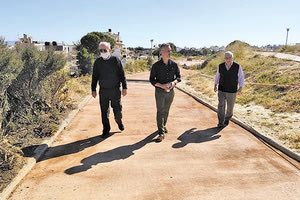 Στις εργασίες συντήρησης στα Ενετικά Τείχη της πόλης ο Δήμαρχος Ηρακλείου Βασίλης Λαμπρινός, συνοδευόμενος από τον Αντιδήμαρχο Τεχνικών Έργων Γιάννη Αναστασάκη και τον Εντεταλμένο Σύμβουλο Δημοτικής Περιουσίας Μανώλη Βασιλάκη.