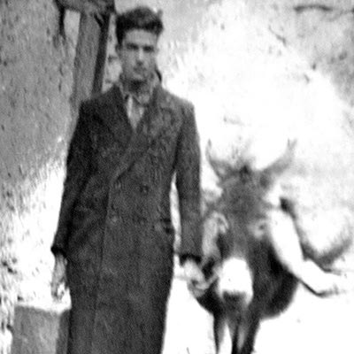 Χωριό Αβρακόντε Λασιθίου, φθινόπωρο 1941. Ο +Μανόλης Μακράκης (ΡΑΔΙΟ ΜΑΚΡΑΚΗ), με το γαϊδουράκι και τη βαλίτσα με την πραμάτεια του