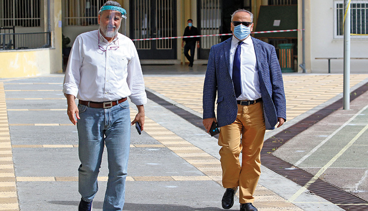 Ο διευθυντής του 3ου Λυκείου Ηρακλείου, κ. Μ. Αλεξάκης, με τον περιφερειακό διευθυντή εκπαίδευσης Κρήτης, κ. Μ. Καρτσωνάκη