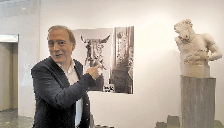    Με το βραβείο Youniversal του προγράμματος Global Fine Arts Awards τιμήθηκαν το Μουσείο Κυκλαδικής Τέχνης και ο διευθυντής του, καθηγητής Νίκος Σταμπολίδης, για την έκθεση «Πικάσο και Αρχαιότητα. Γραμμή και πηλός»