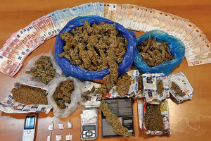 Μοίραζε τα ναρκωτικά μπροστά στα μάτια των ανήλικων παιδιών του