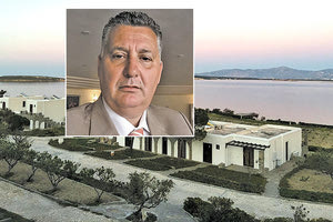 ο διευθυντής σε ένα από τα μεγαλύτερα ξενοδοχεία των Κυκλάδων στην "Π"