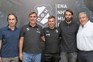 Ο Μιχάλης Μπούσης με το team του ΟΦΗ