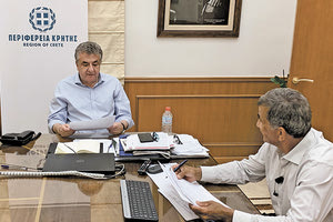 Σύσκεψη στην Περιφέρεια Κρήτης, μεταξύ του Περιφερειάρχη, του προέδρου του ΕΣΔΑΚ Ζαχαρία Καλογεράκη και του Δημάρχου Αμαρίου Παντελή Μουρτζανού