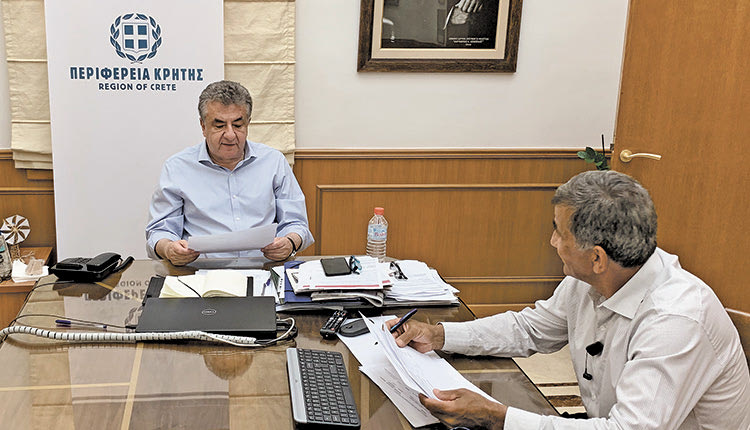 Σύσκεψη στην Περιφέρεια Κρήτης, μεταξύ του Περιφερειάρχη, του προέδρου του ΕΣΔΑΚ Ζαχαρία Καλογεράκη και του Δημάρχου Αμαρίου Παντελή Μουρτζανού
