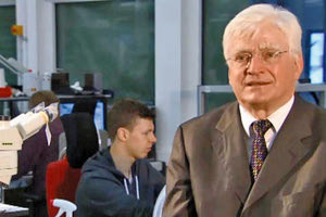 Ο Γερμανός επιχειρηματίας και καθηγητής Ιατρικής Βίνφριντ Στέκερ που ανέπτυξε με τη βοήθεια επιστημόνων ένα δικό του εμβόλιο και μάλιστα έσπευσε να το δοκιμάσει στον εαυτό του!