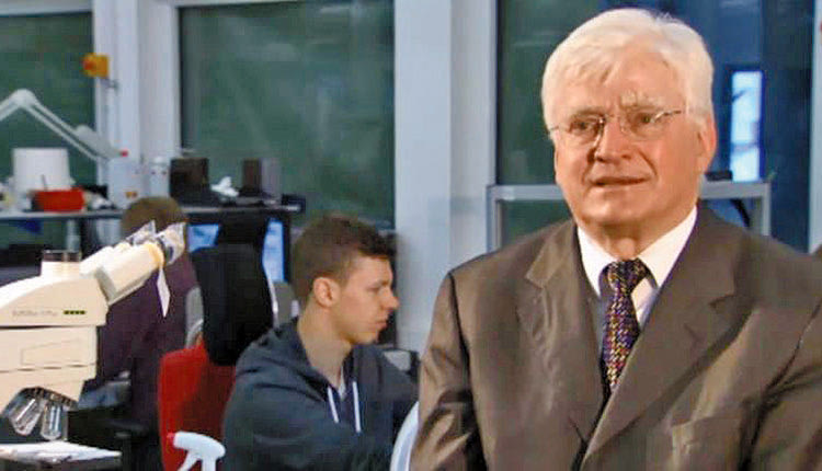 Ο Γερμανός επιχειρηματίας και καθηγητής Ιατρικής Βίνφριντ Στέκερ που ανέπτυξε με τη βοήθεια επιστημόνων ένα δικό του εμβόλιο και μάλιστα έσπευσε να το δοκιμάσει στον εαυτό του!