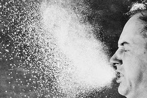 μικροσκοπικά σταγονίδια που εκτοξεύονται από το στόμα κατά την ομιλία