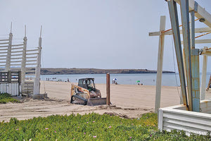 καθαρισμός της ακτής Καρτερού από τη ΔΕΠΑΝΑΛ