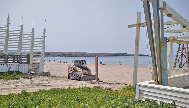 καθαρισμός της ακτής Καρτερού από τη ΔΕΠΑΝΑΛ