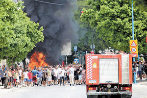 Επεισόδια  ξέσπασαν στον οικισμό των Ρομά στη Ν. Σμύρνη της Λάρισας, μετά την άρνηση εκείνων που βρέθηκαν θετικοί στον κοροναϊό να μεταφερθούν σε ειδική δομή