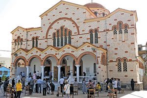 Eπιστροφή στις εκκλησίες: Πιστοί στο προαύλιο της Παναγίτσας στον Μασταμπά