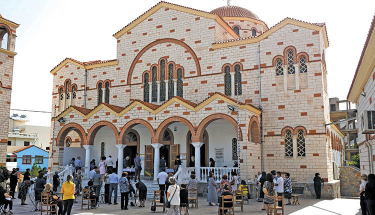 Eπιστροφή στις εκκλησίες: Πιστοί στο προαύλιο της Παναγίτσας στον Μασταμπά