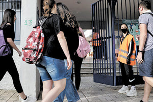 επιστρέφουν στα θρανία οι μαθητές της Α’ και Β’ Λυκείου, αλλά και των Γυμνασίων.