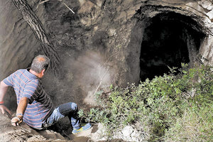 Ασφυκτικός ήταν ο θάνατος των τεσσάρων ανδρών, ηλικίας 72, 49, 37 και 35 ετών, που βρέθηκαν νεκροί, σε βάθος πέντε μέτρων μέσα στην σπηλιά Καρμπουνάρι, στην περιοχή του Λουτρακίου