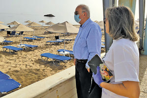 ο Δήμαρχος Ηρακλείου Β. Λαμπρινός επισκέφθηκε τη δημοτική ακτή Καρτερού συνοδευόμενος από την πρόεδρο της ΔΕΠΑΝΑΛ Ευαγγελία Σχοιναράκη