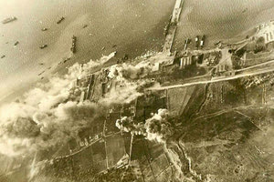 Η φωτογραφία της ημέρας: Κρήτη, Μάιος 1941. Το λιμάνι της Σούδας βομβαρδίζεται