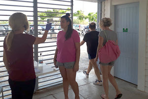 ο κόσμος που έμπαινε στην πλαζ του Καρτερού περνούσε από θερμομέτρηση…