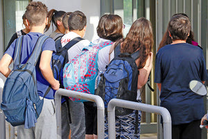 Το κυριότερο πρόβλημα με την επαναλειτουργία των σχολείων είναι ότι οι μαθητές δεν μπορούν να μείνουν μακριά ο ένας από τον άλλο