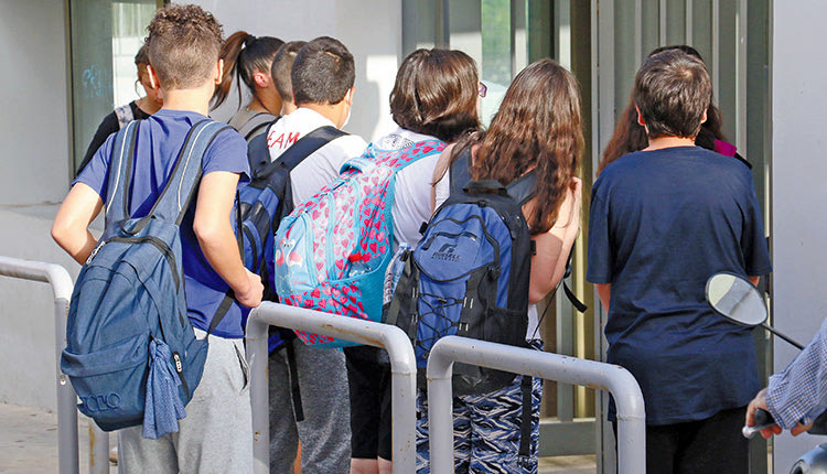 Το κυριότερο πρόβλημα με την επαναλειτουργία των σχολείων είναι ότι οι μαθητές δεν μπορούν να μείνουν μακριά ο ένας από τον άλλο