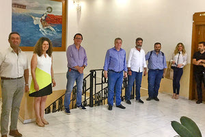 ο περιφερειάρχης Κρήτης Σταύρος Αρναουτάκης στη συνάντηση του που είχε χθες το απόγευμα στην Περιφέρεια με το Διοικητικό συμβούλιο του δικτύου οινοποιών ν. Ηρακλειου