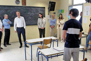 ο  πρωθυπουργός, κ. Κυριάκος Μητσοτάκης, κατά την επίσκεψή του σε σχολικό συγκρότημα στο Παγκράτι