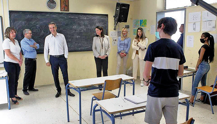 ο  πρωθυπουργός, κ. Κυριάκος Μητσοτάκης, κατά την επίσκεψή του σε σχολικό συγκρότημα στο Παγκράτι