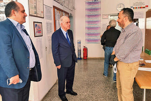 Στο σχολικό συγκρότημα του 4ου Λυκείου και του 4ου Γυμνασίου Ηρακλείου βρέθηκε χθες το πρωί ο δήμαρχος Ηρακλείου, κ. Βασίλης Λαμπρινός