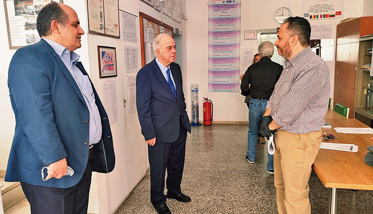 Στο σχολικό συγκρότημα του 4ου Λυκείου και του 4ου Γυμνασίου Ηρακλείου βρέθηκε χθες το πρωί ο δήμαρχος Ηρακλείου, κ. Βασίλης Λαμπρινός