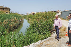 Από τη χθεσινή παρέμβαση κατά των κουνουπιών στο Γιόφυρο ο αντιπεριφερειάρχης Δημόσιας Υγείας και Κοινωνικής Πολιτικής Λάμπρος Βαμβακάς
