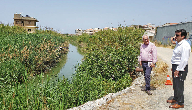 Από τη χθεσινή παρέμβαση κατά των κουνουπιών στο Γιόφυρο ο αντιπεριφερειάρχης Δημόσιας Υγείας και Κοινωνικής Πολιτικής Λάμπρος Βαμβακάς