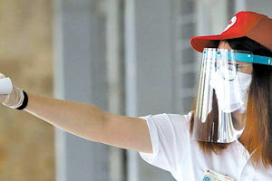 θερμομετρούνται οι μαθητές πριν εισέλθουν στα σχολεία