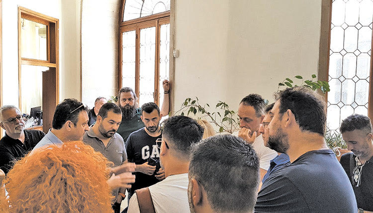 Από τη διαμαρτυρία στη Λότζια οι αγανακτισμένοι καταστηματάρχες