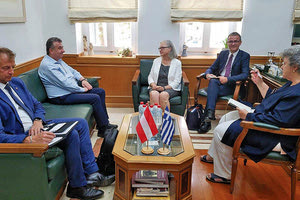 Συνάντηση  με τη νέα  Πρέσβη της Αυστρίας στην Ελλάδα Hermine Poppeller είχε ο περιφερειάρχης Κρήτης Σταύρος Αρναουτάκης παρουσία του Προξένου της Αυστρίας Christoph Reitinger και της Προξένου στην Κρήτη Ροσβίτας Μπαντουβά